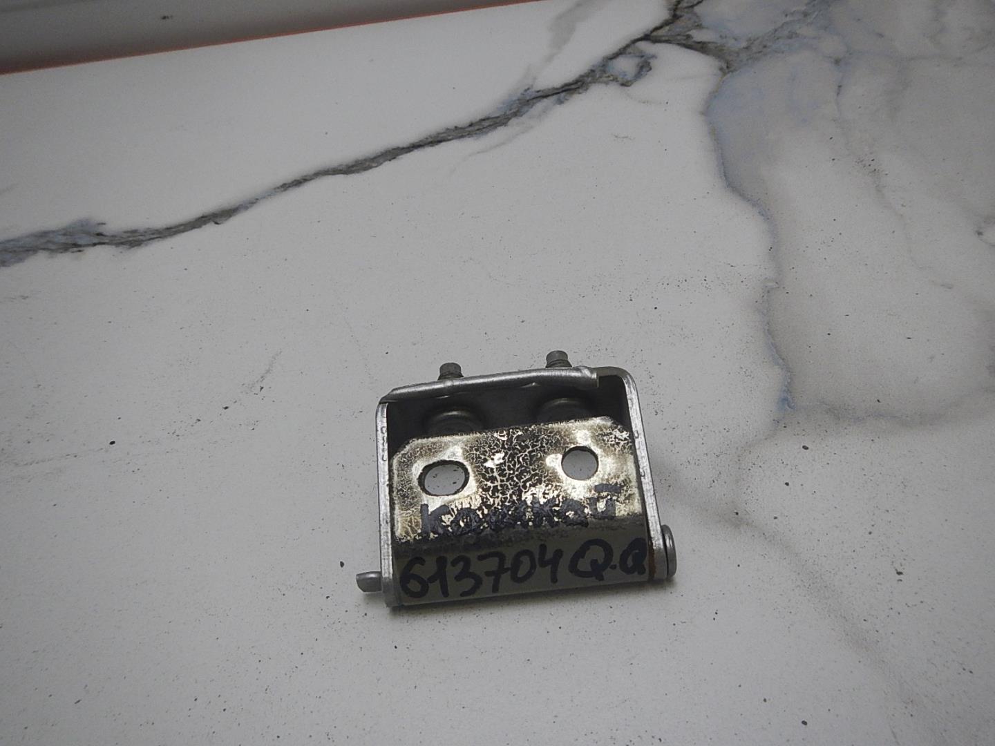 Петля двери багажника