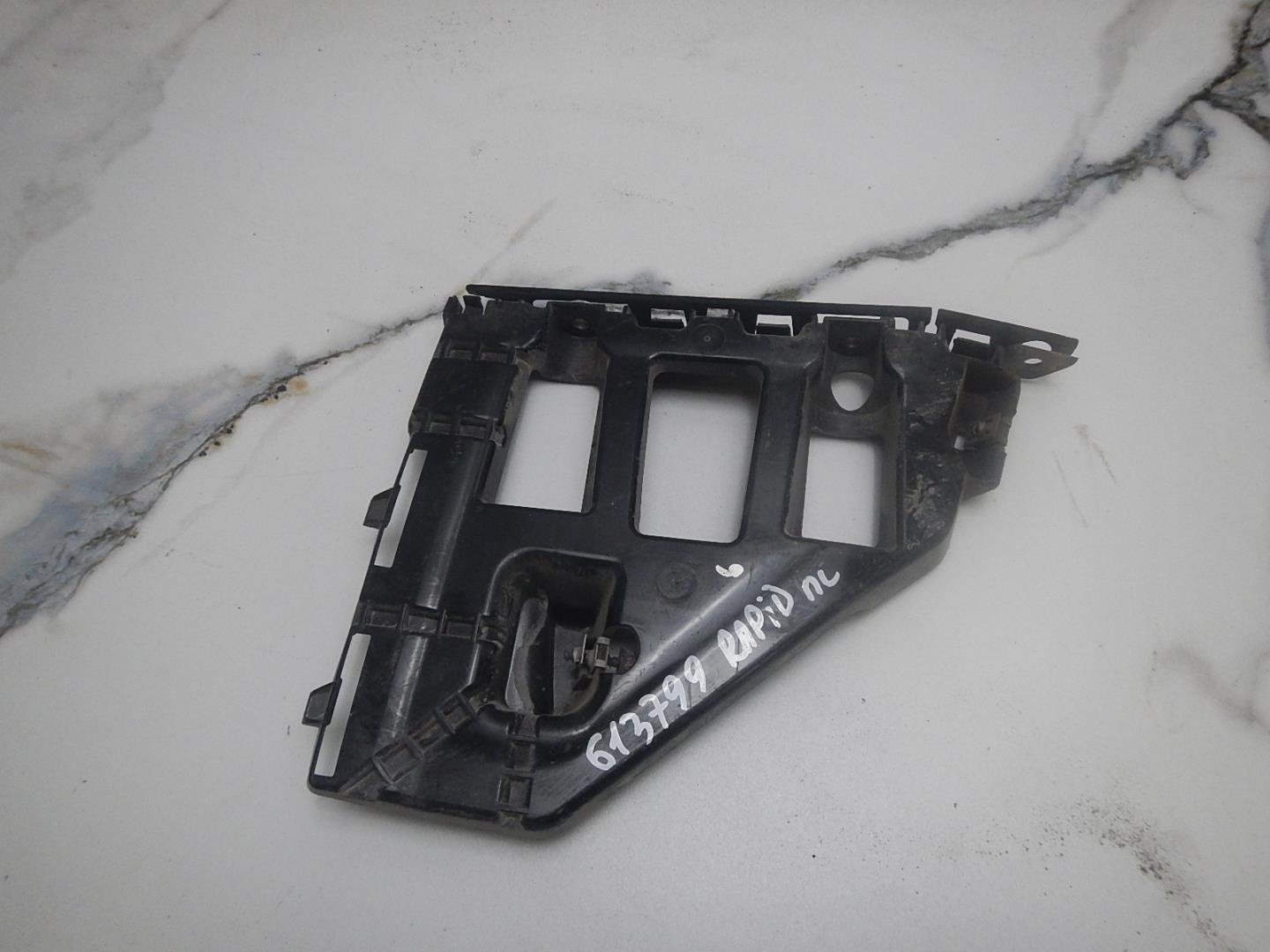 Кронштейн переднего бампера левый