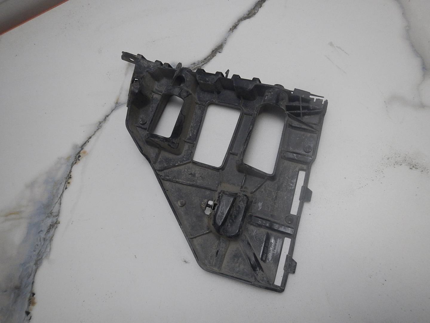 Кронштейн переднего бампера левый