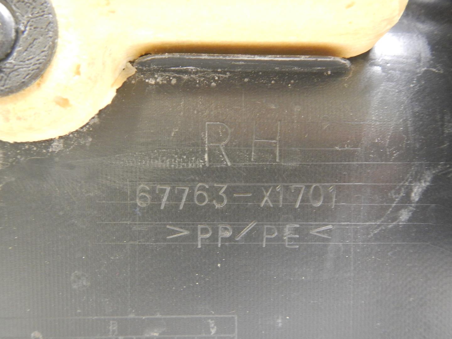 Обшивка двери передней правой