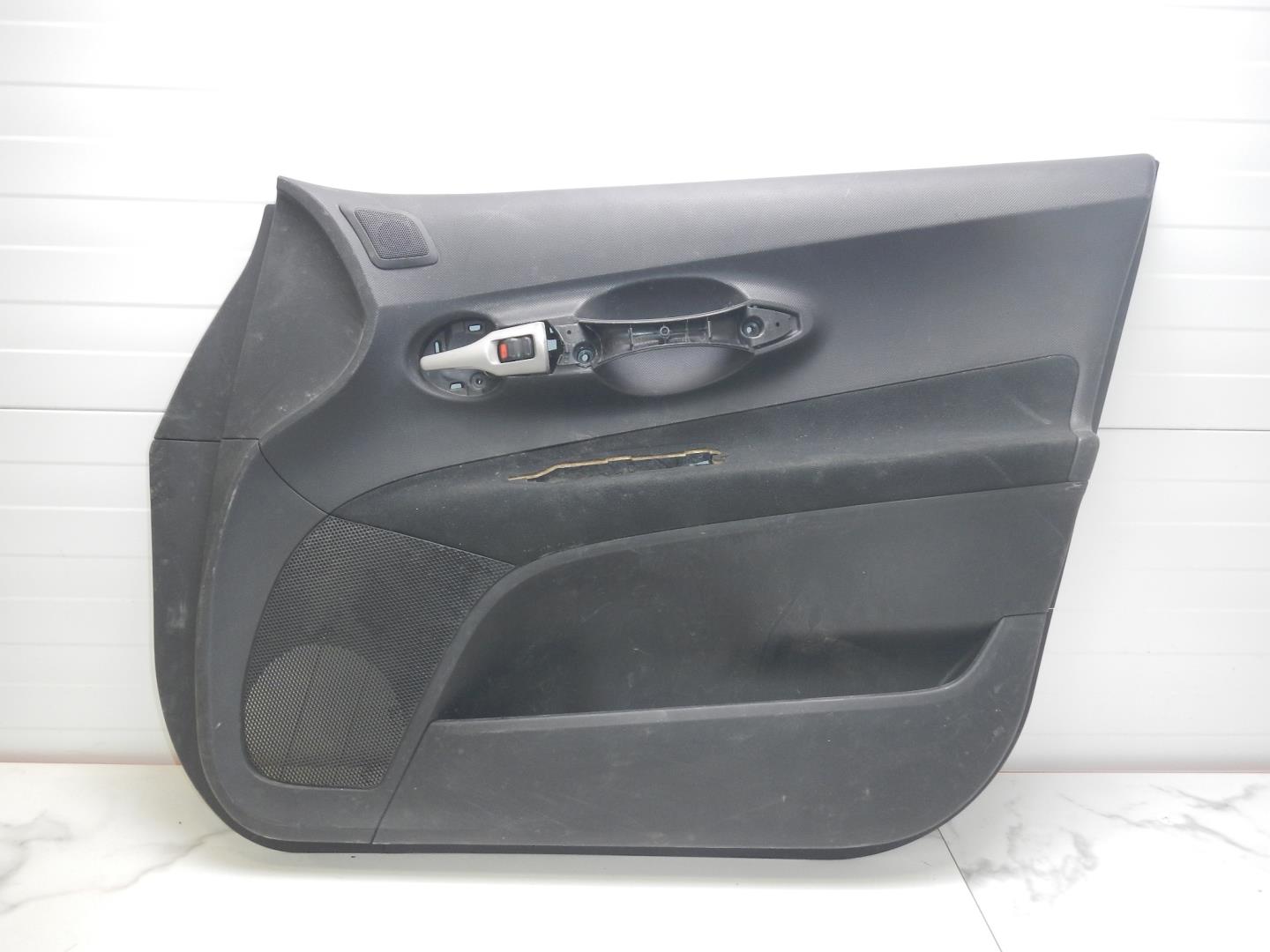 Обшивка двери передней правой