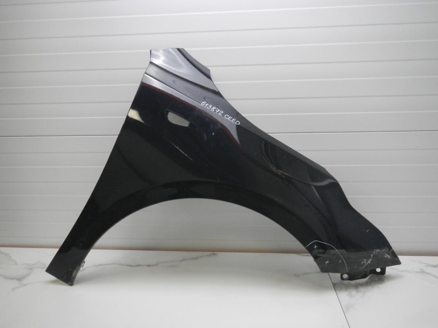 Крыло переднее правое