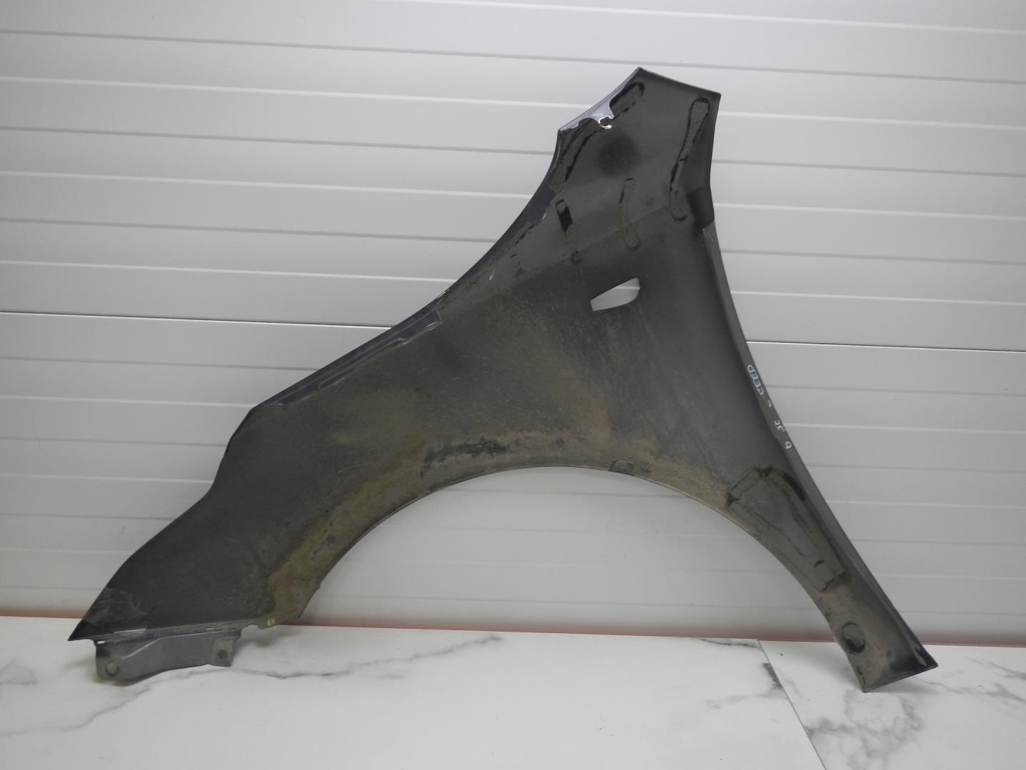 Крыло переднее правое