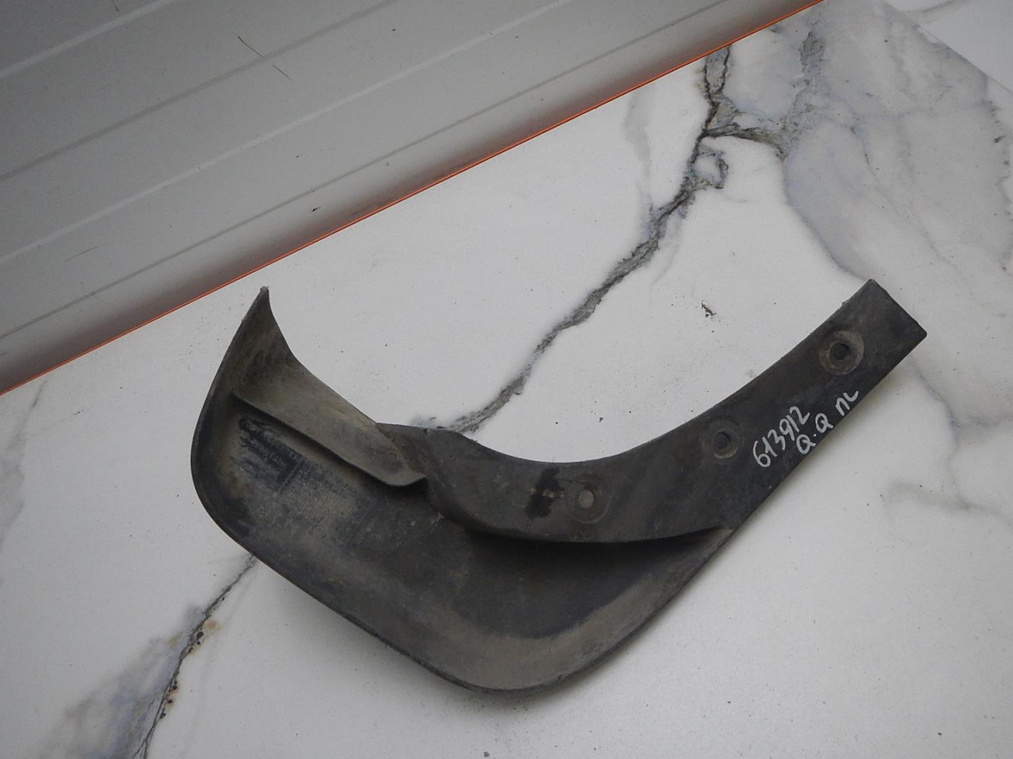 Брызговик задний левый