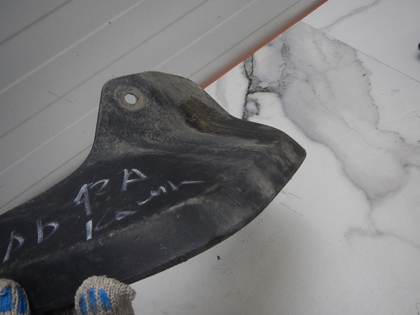 Брызговик задний левый