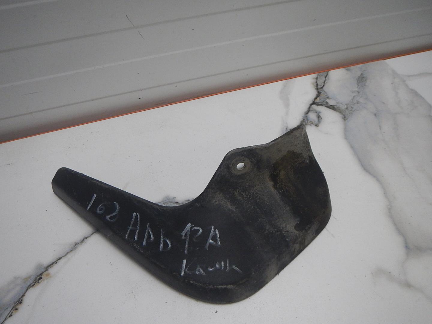 Брызговик задний левый