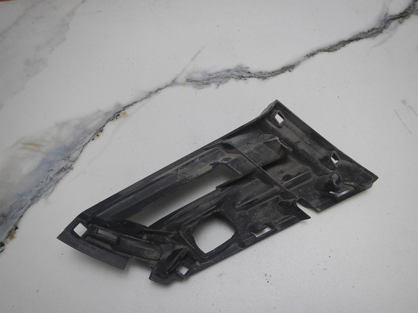 Кронштейн переднего бампера правый