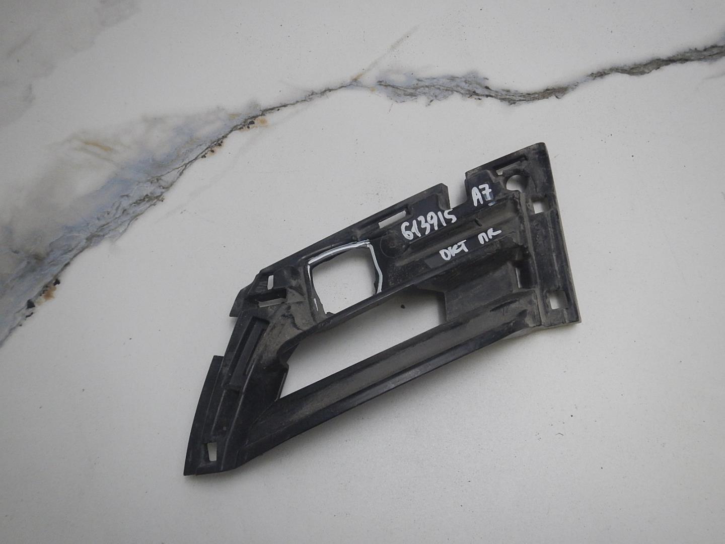 Кронштейн переднего бампера правый