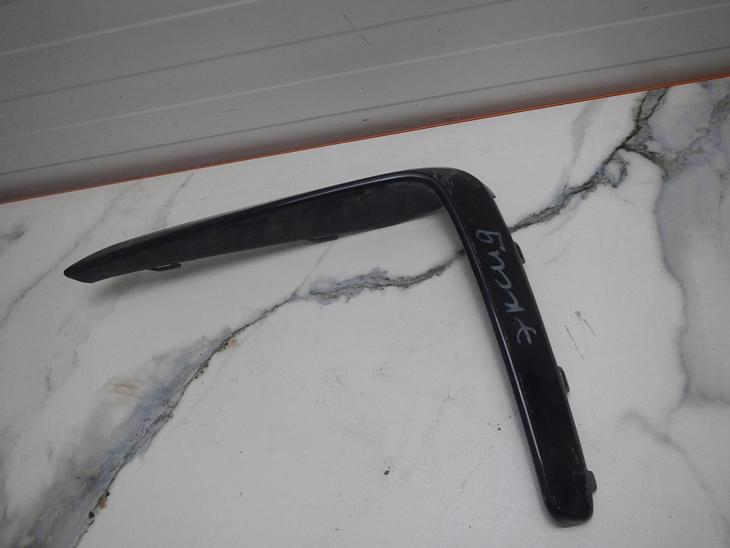 Молдинг переднего бампера левый