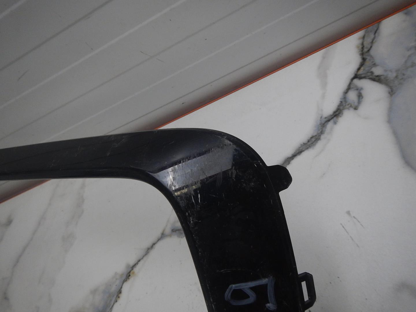 Молдинг переднего бампера левый