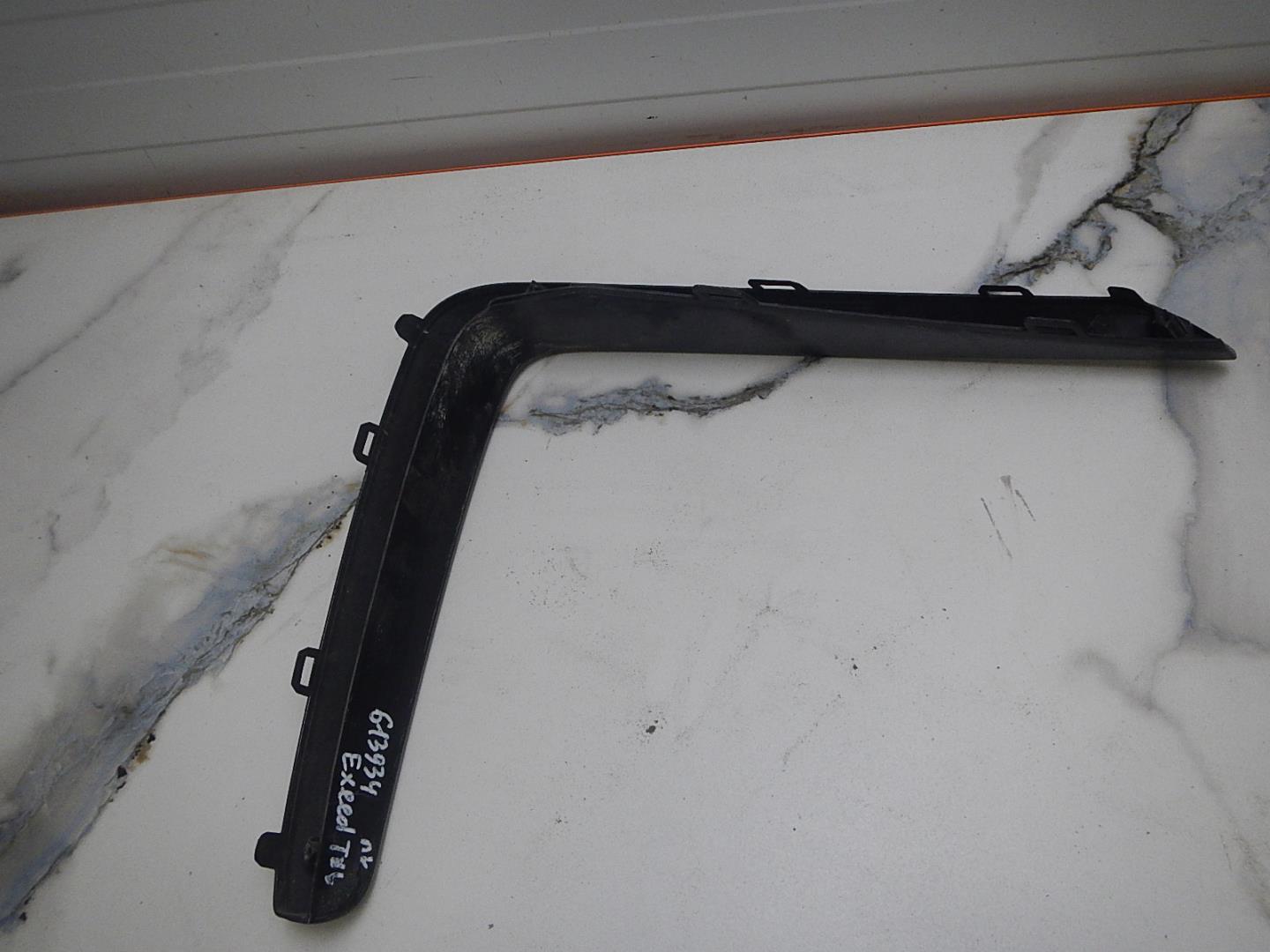 Молдинг переднего бампера левый