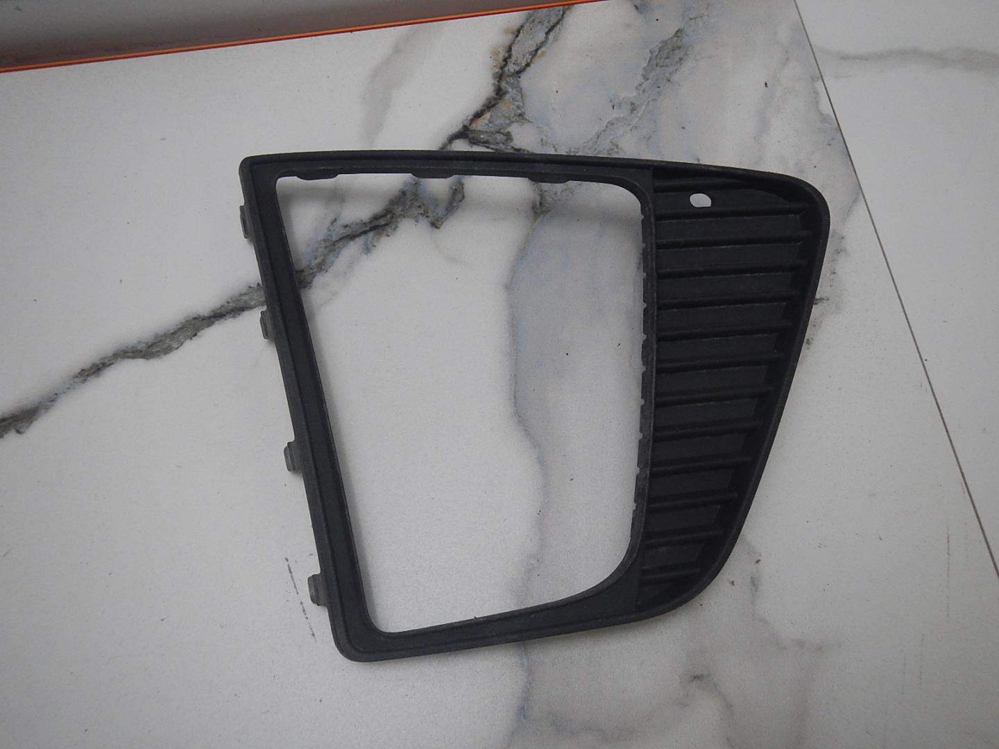 Рамка противотуманной фары правой