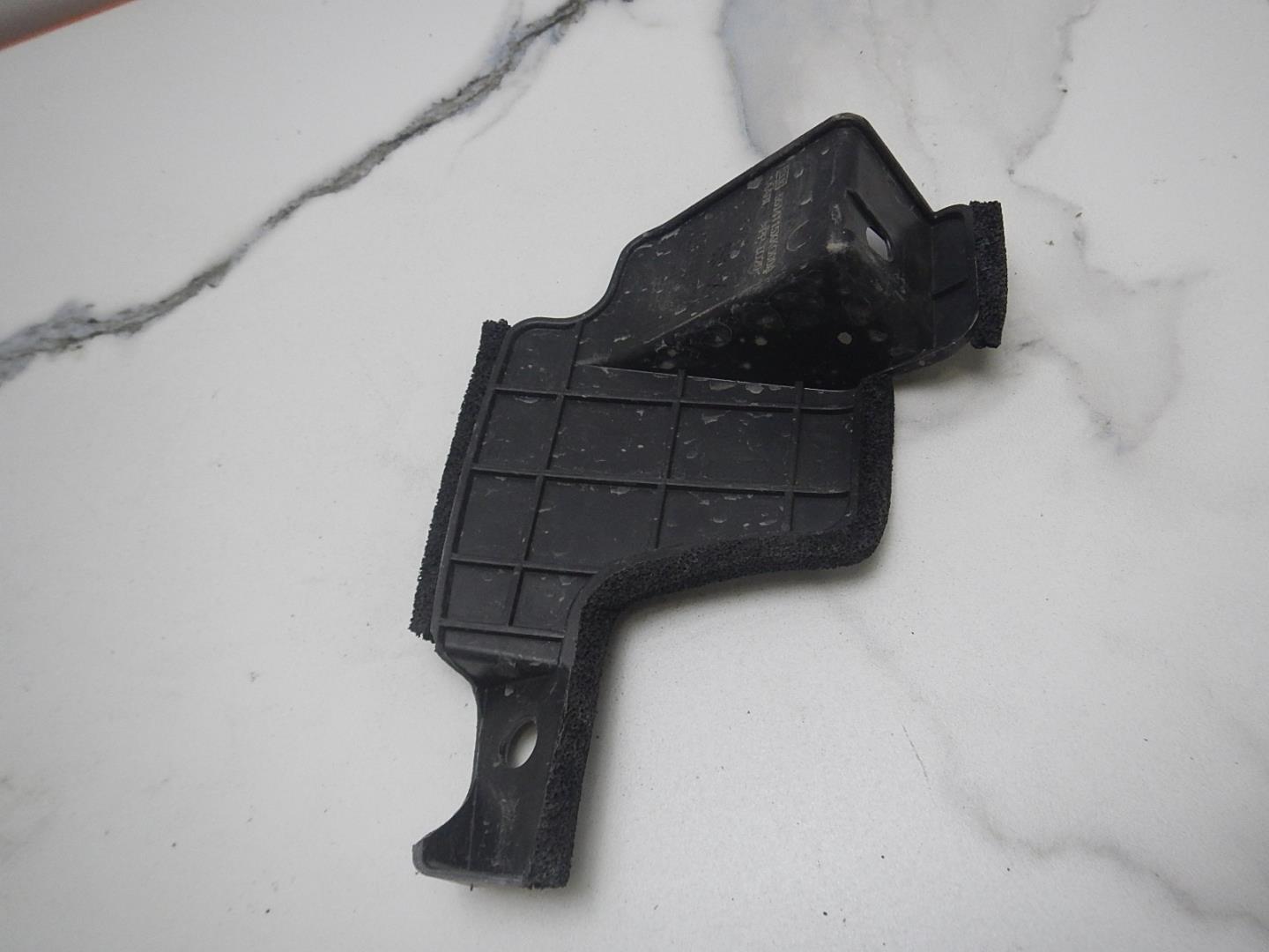 Воздуховод радиатора левый