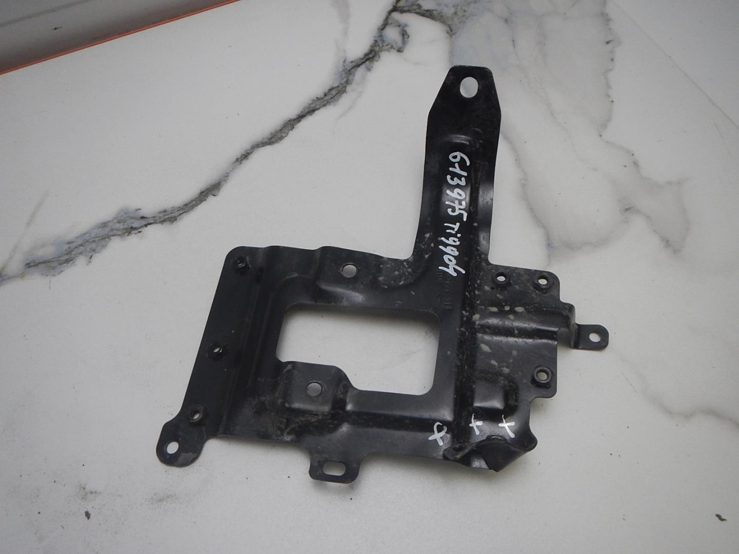 Кронштейн блока управления двигателем