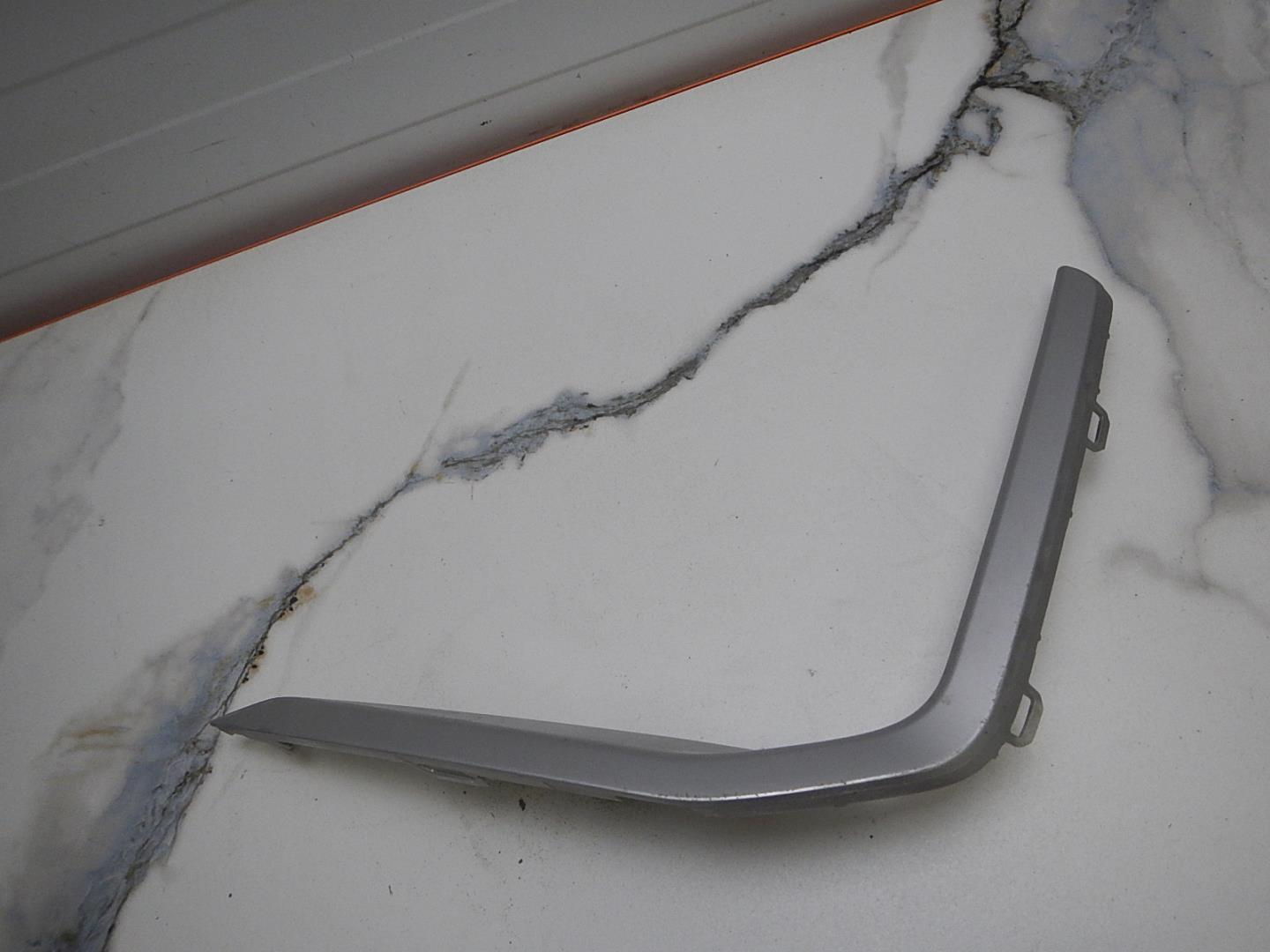 Молдинг переднего бампера левый