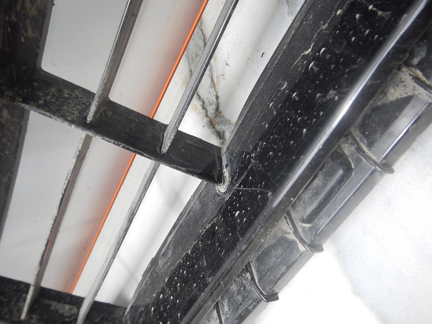 Решетка в бампер центральная