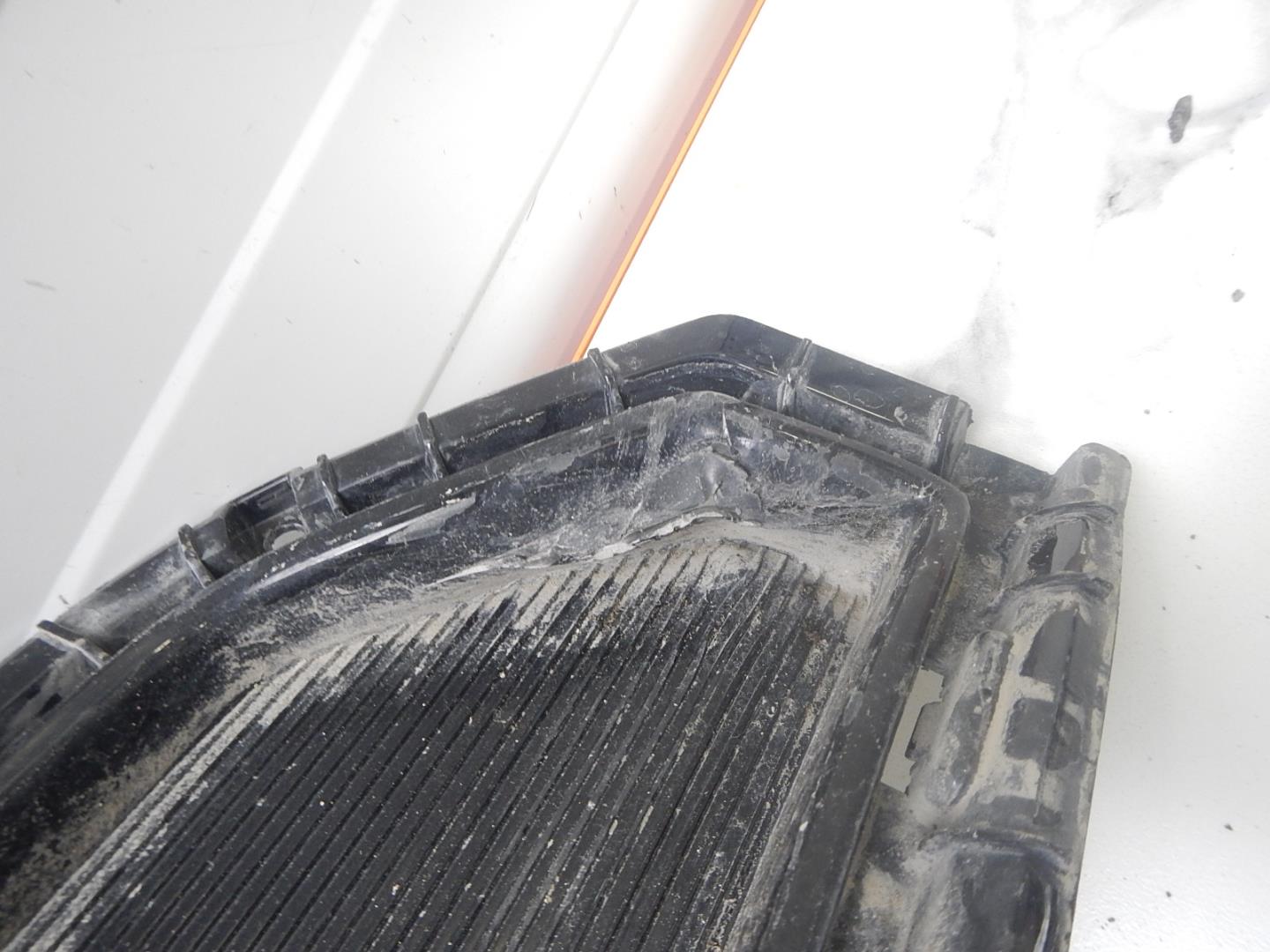 Решетка в бампер центральная