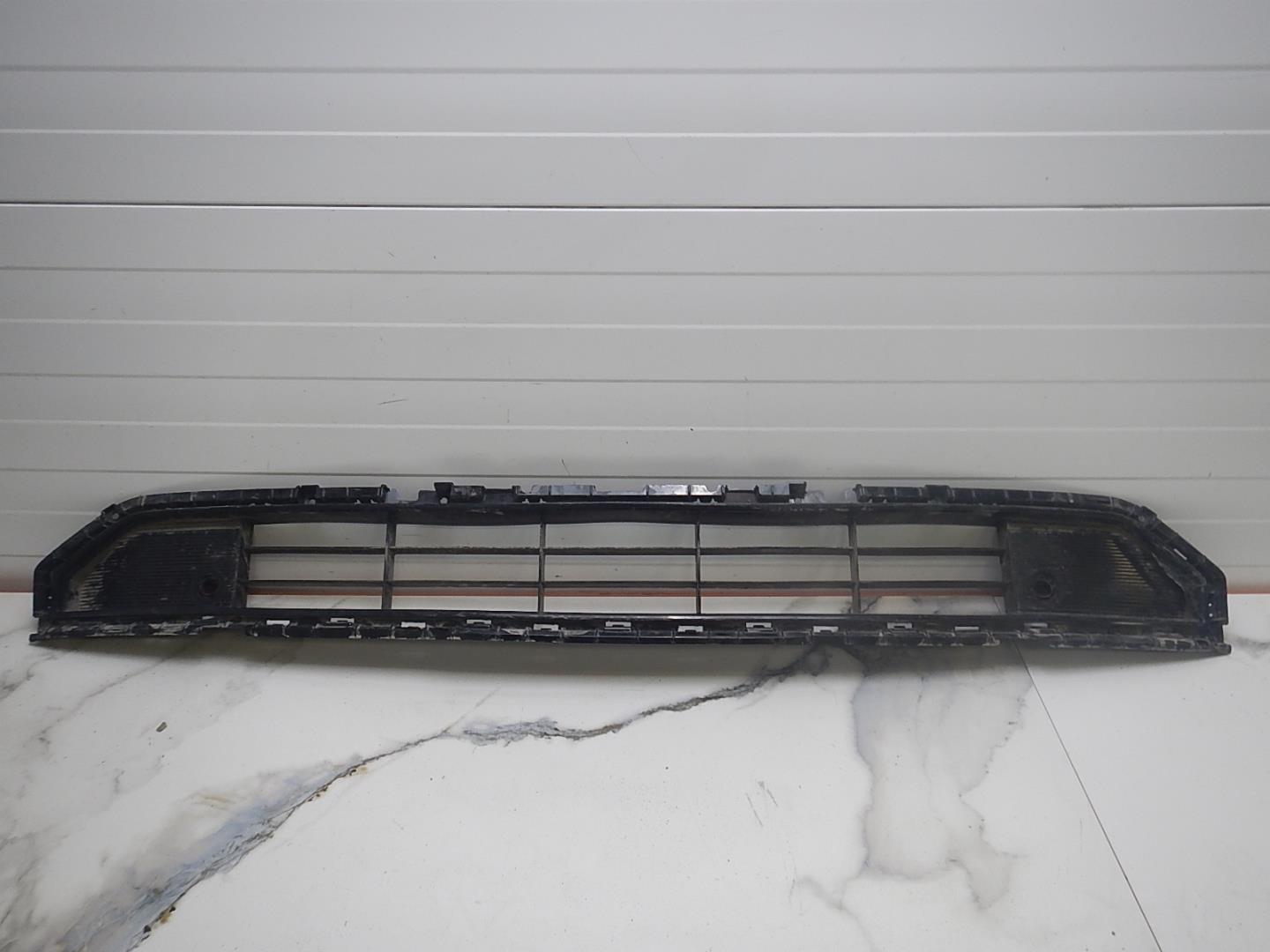 Решетка в бампер центральная