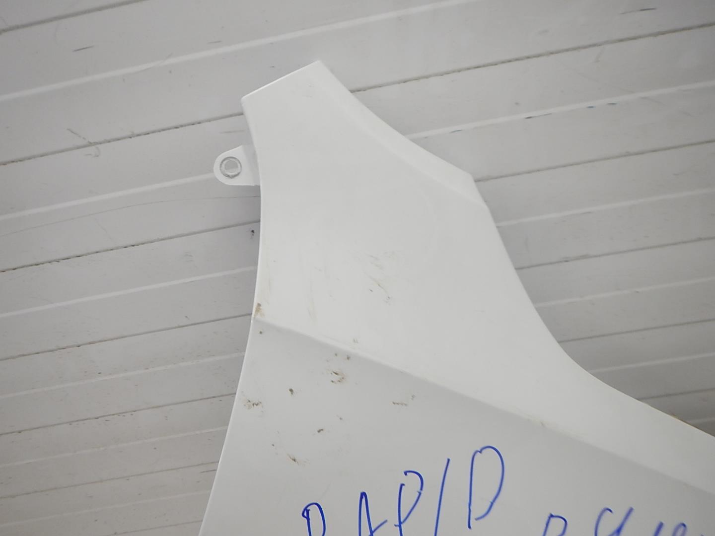 Крыло переднее правое