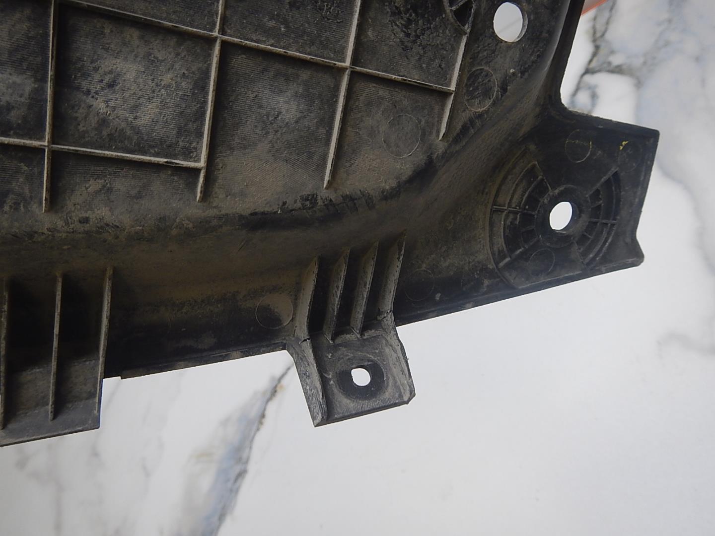 Кожух замка капота