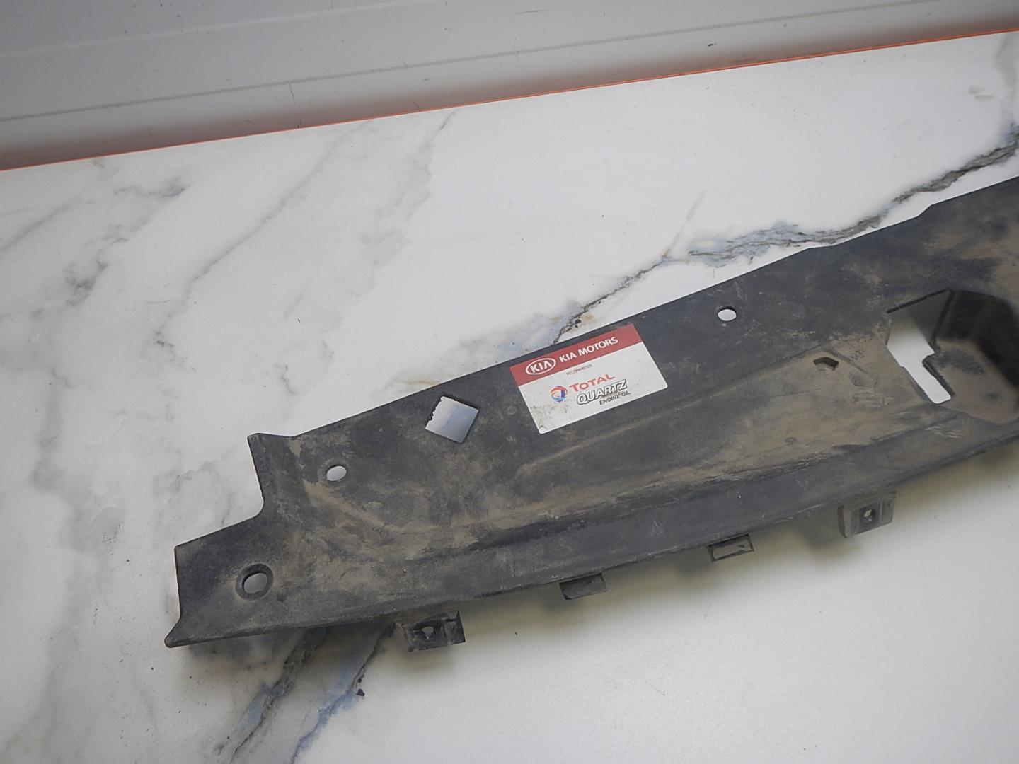 Кожух замка капота