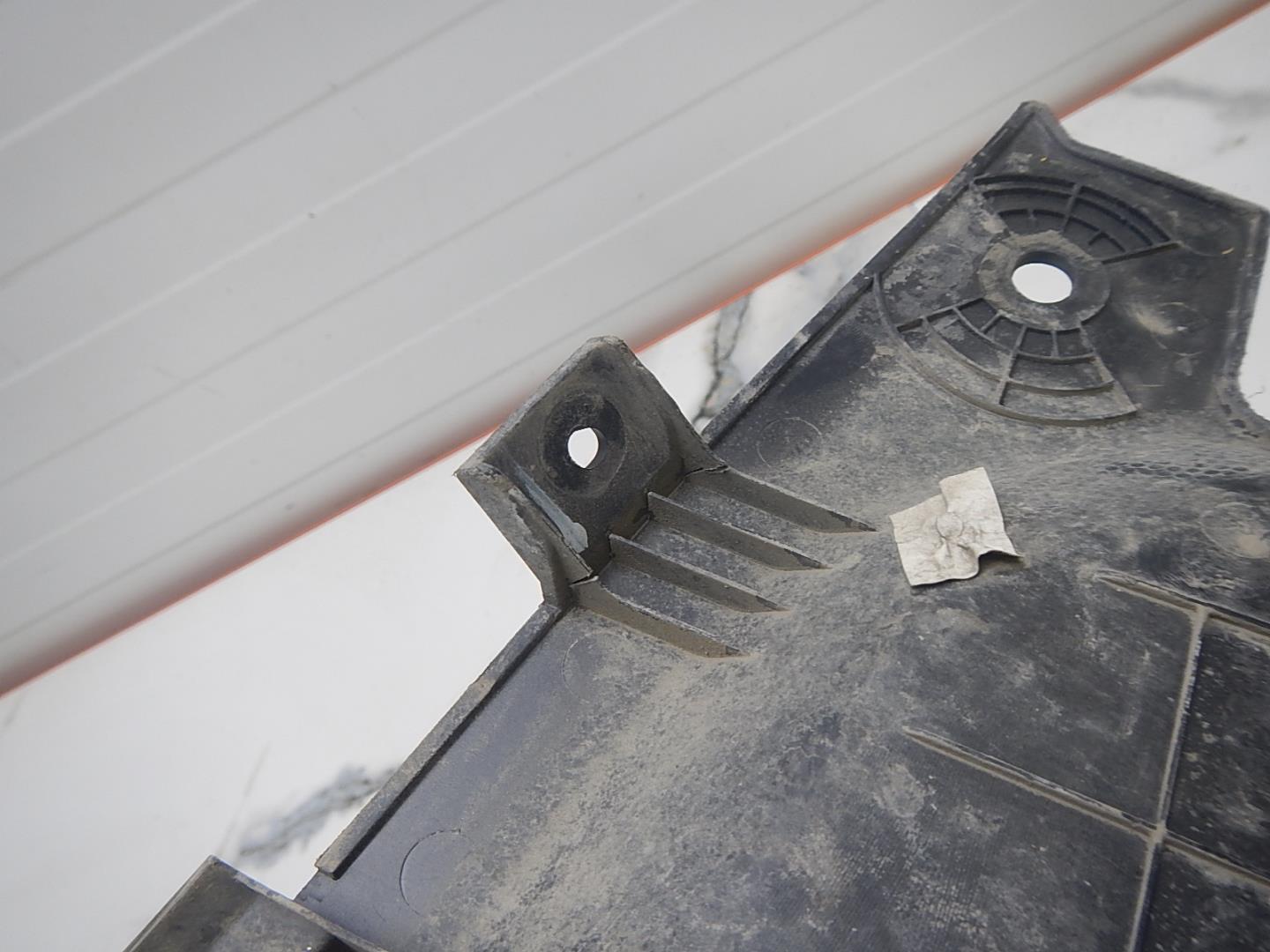 Кожух замка капота