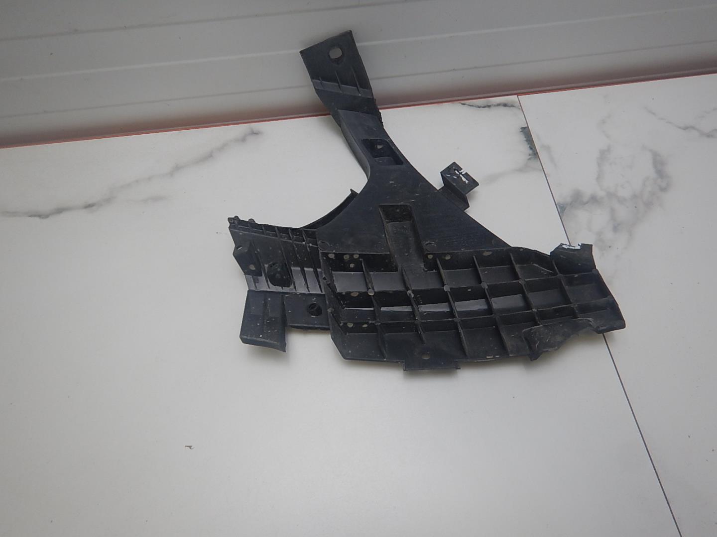 Кронштейн переднего бампера левый