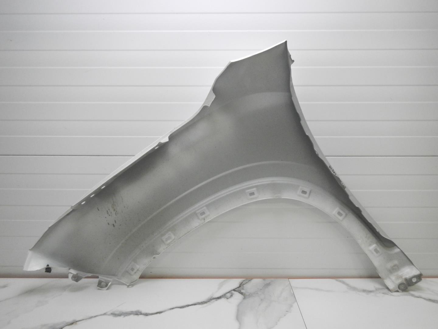 Крыло переднее правое