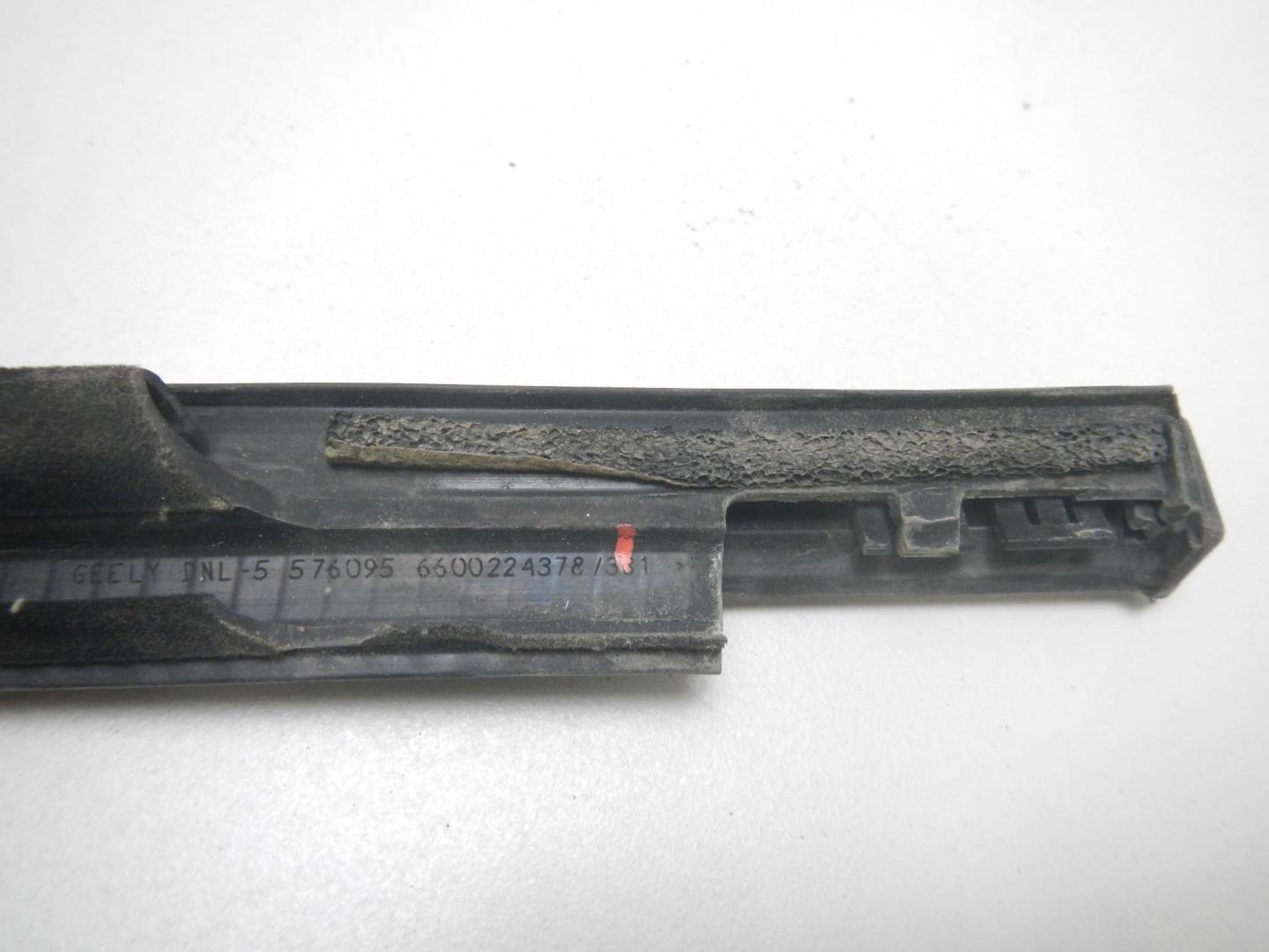 Накладка стекла заднего левого