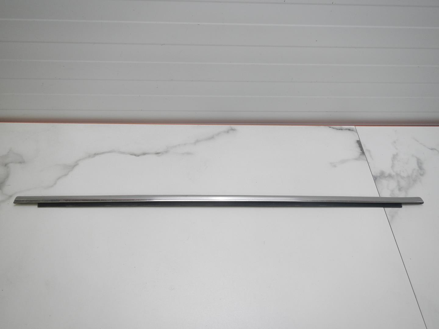 Накладка стекла заднего левого