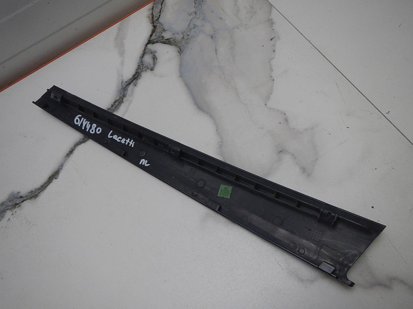 Накладка двери передней левой