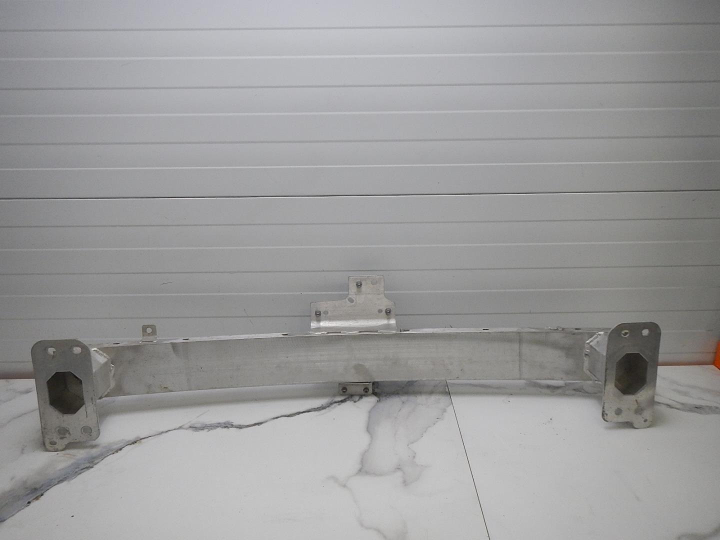 Усилитель переднего бампера