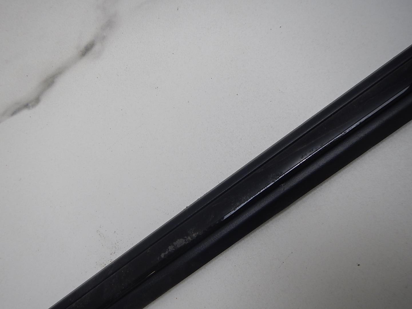 Молдинг передней левой двери