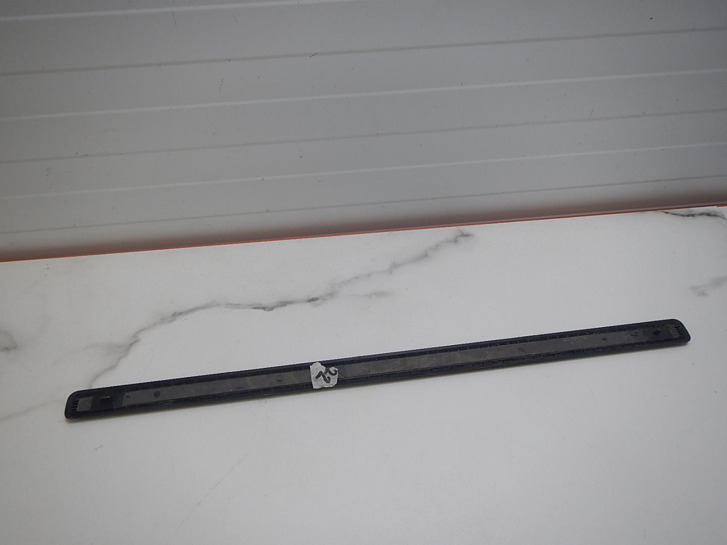 Молдинг передней левой двери