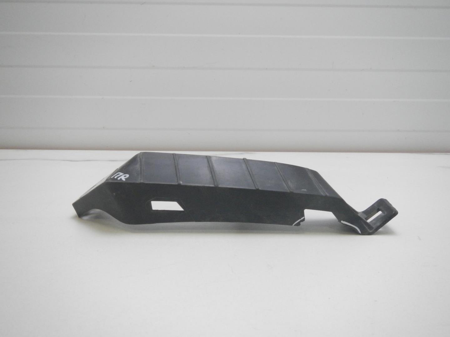 Кронштейн переднего бампера правый