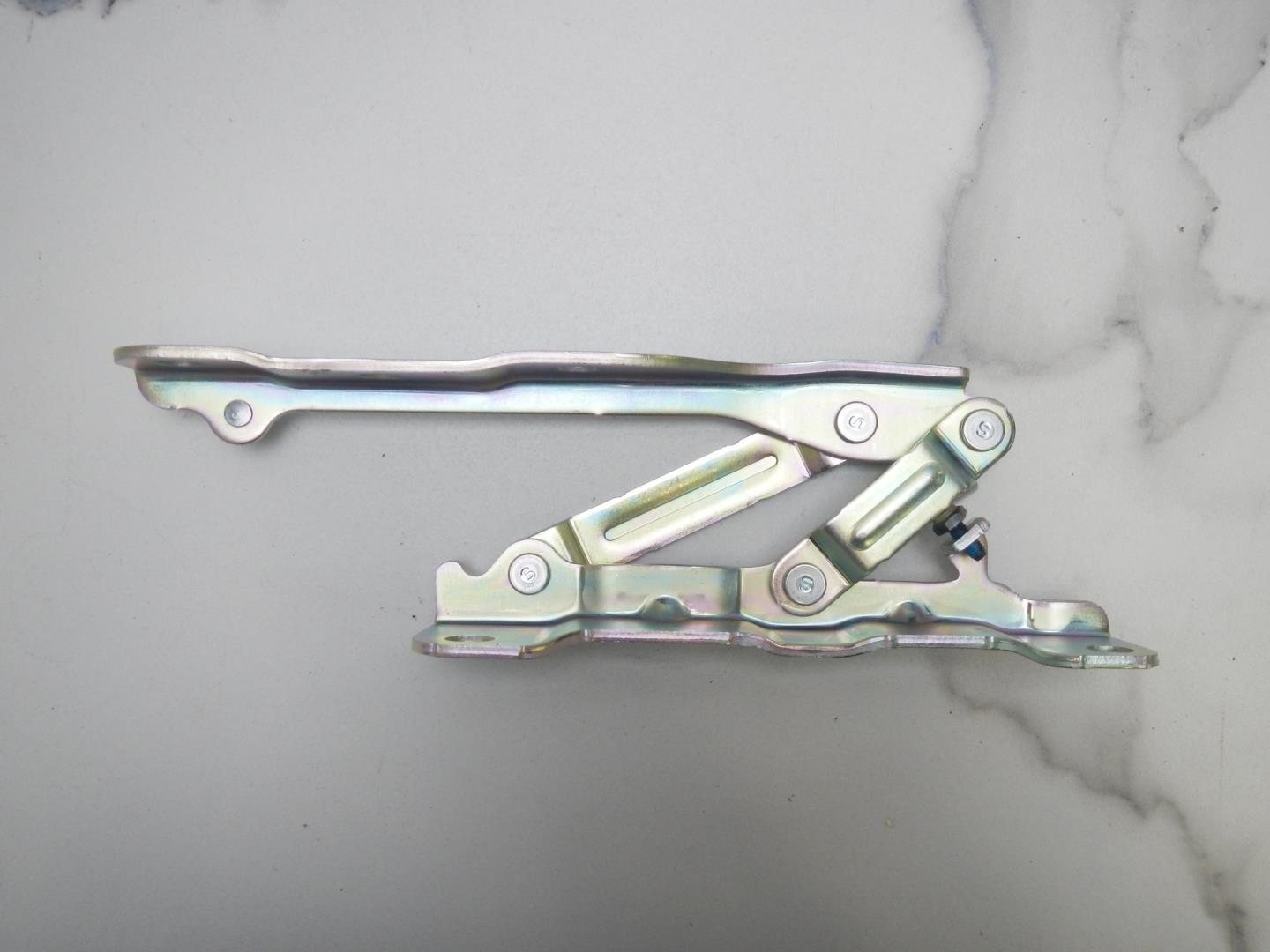 Петля капота правая