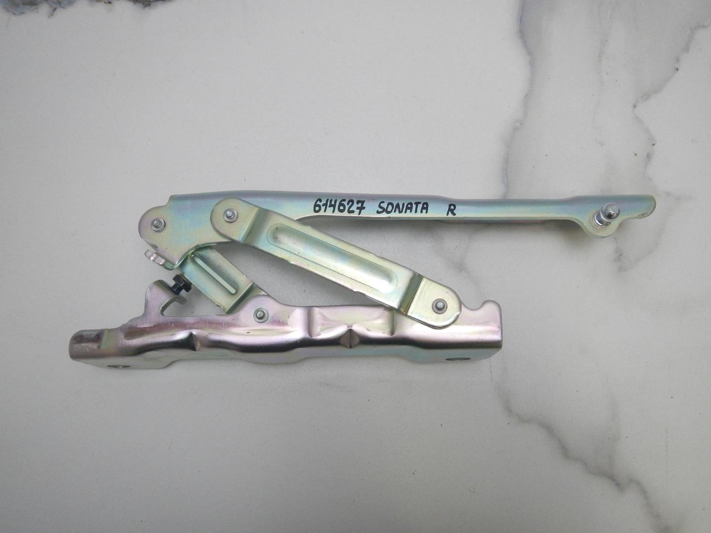 Петля капота правая