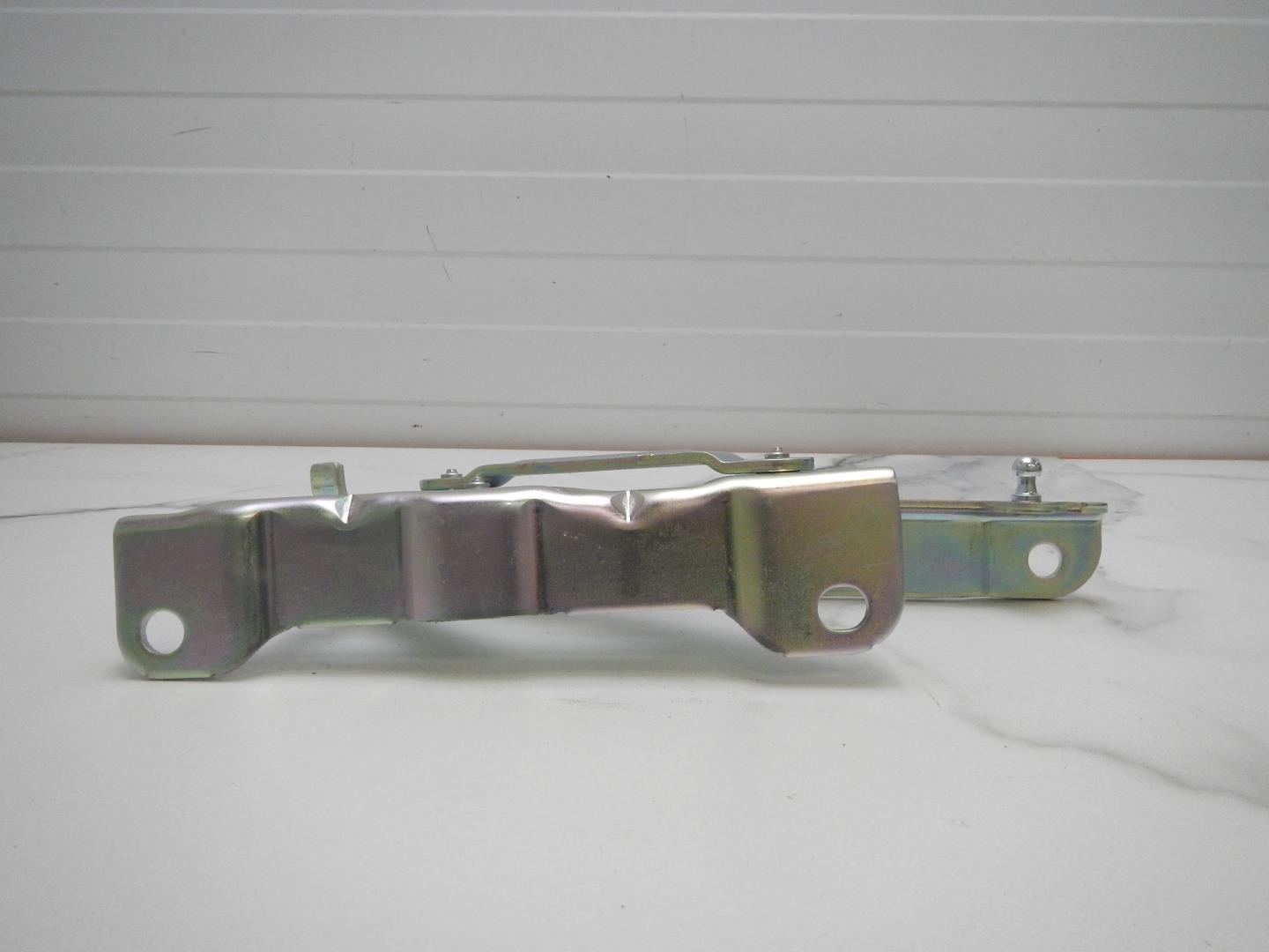 Петля капота правая