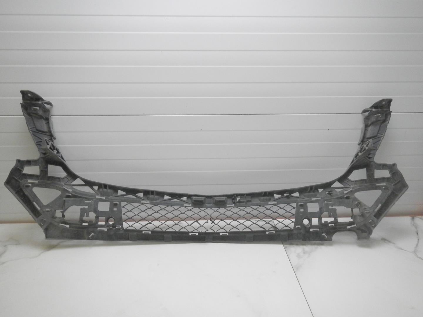 Решетка в бампер центральная