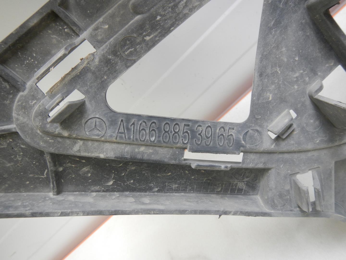 Решетка в бампер центральная