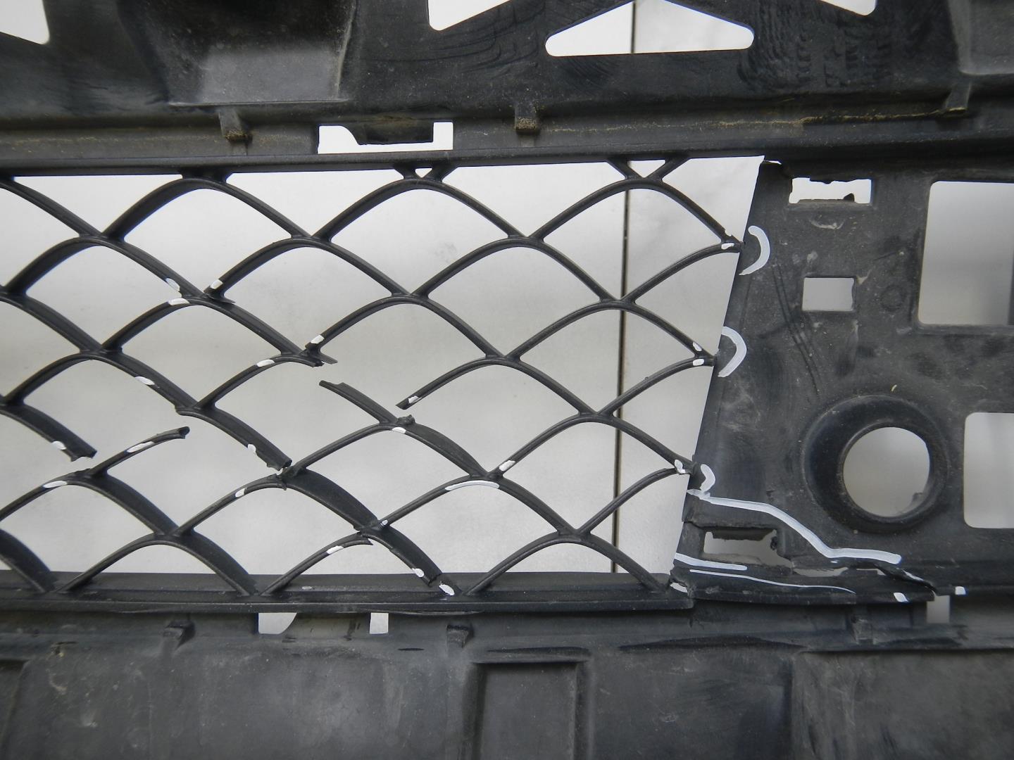 Решетка в бампер центральная