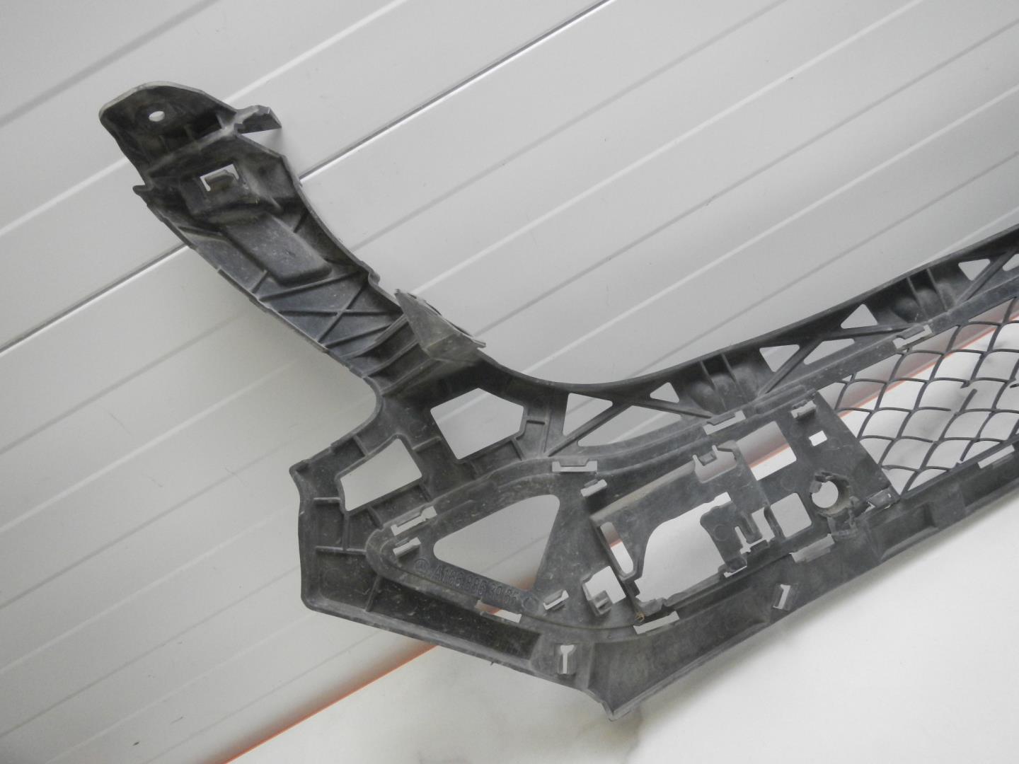 Решетка в бампер центральная