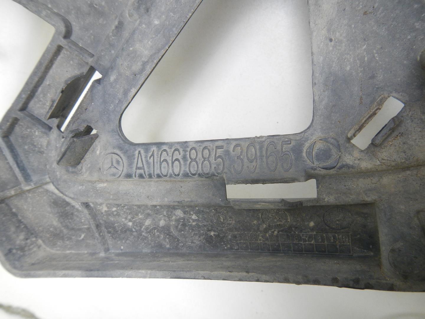 Решетка в бампер центральная