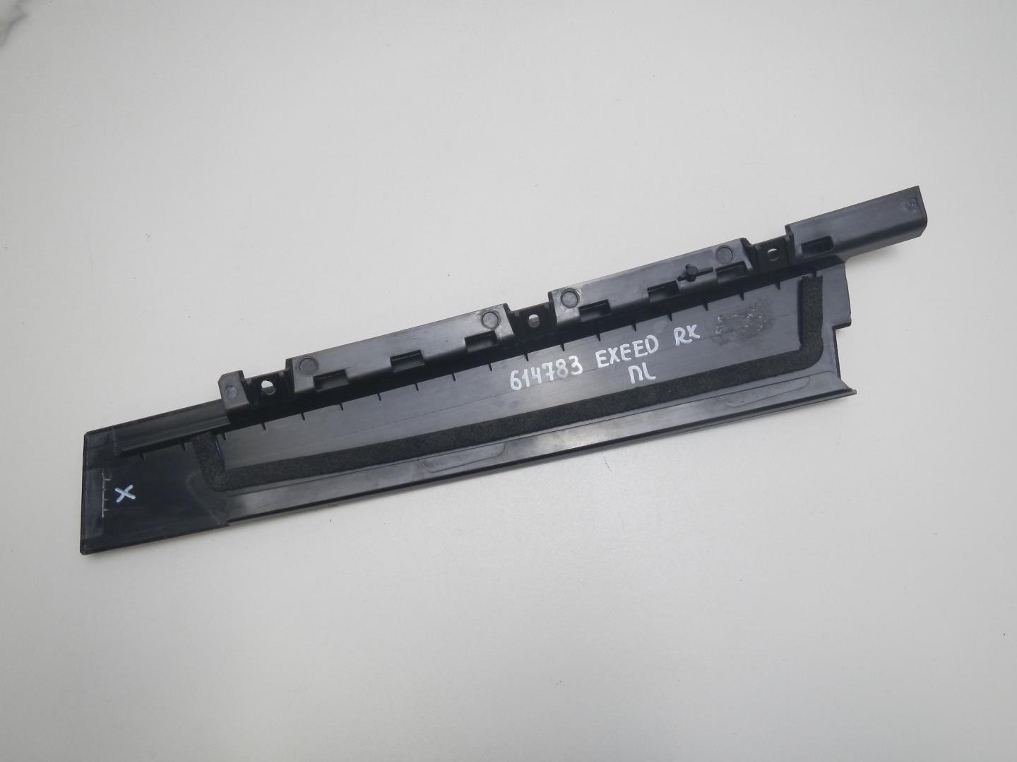 Накладка двери передней левой