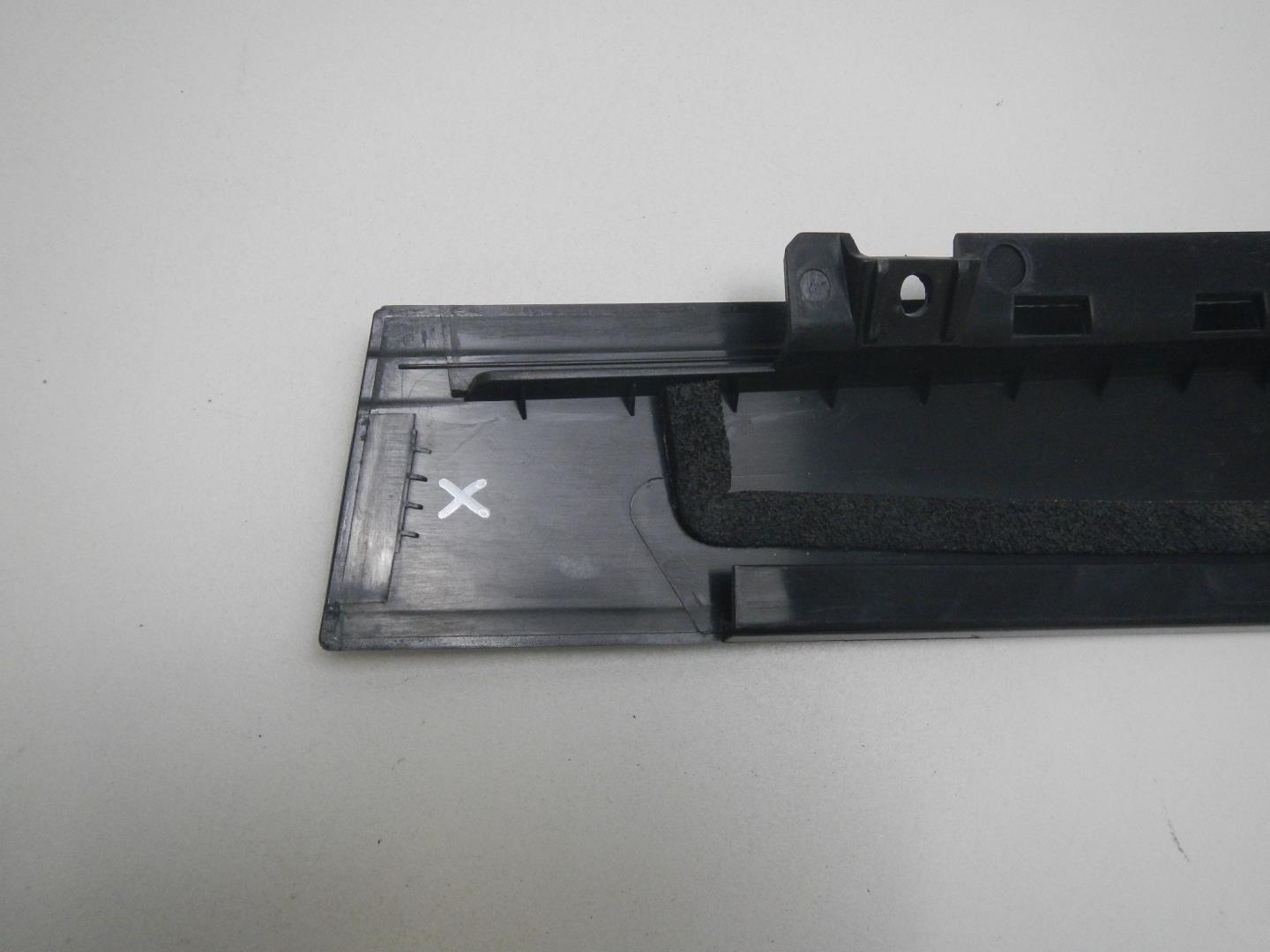 Накладка двери передней левой