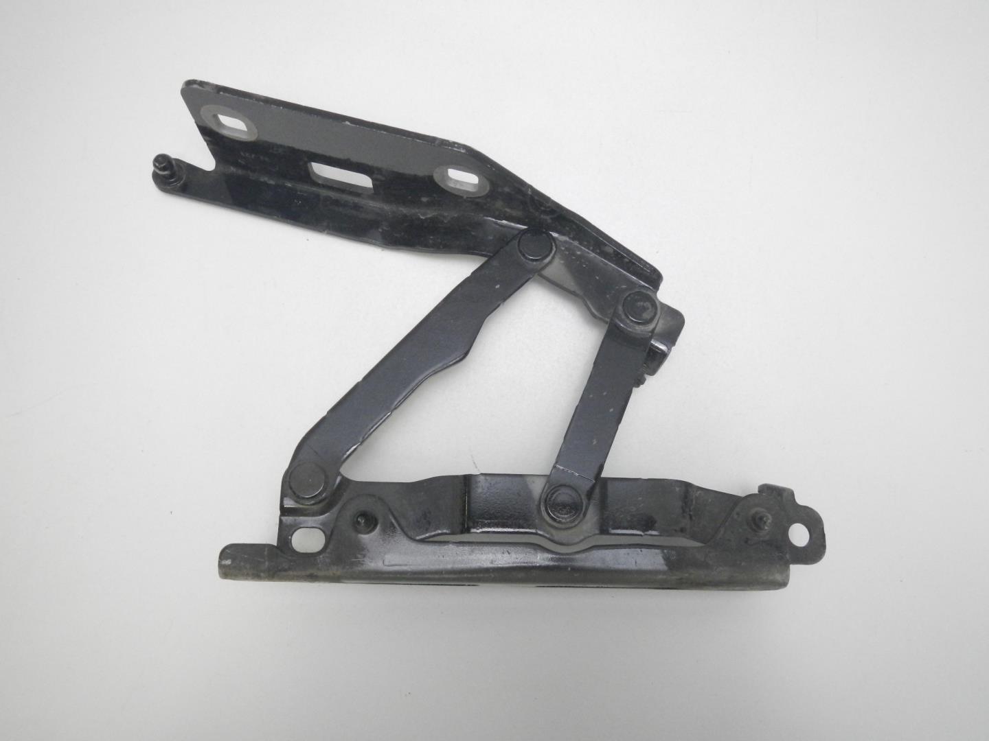 Петля капота правая