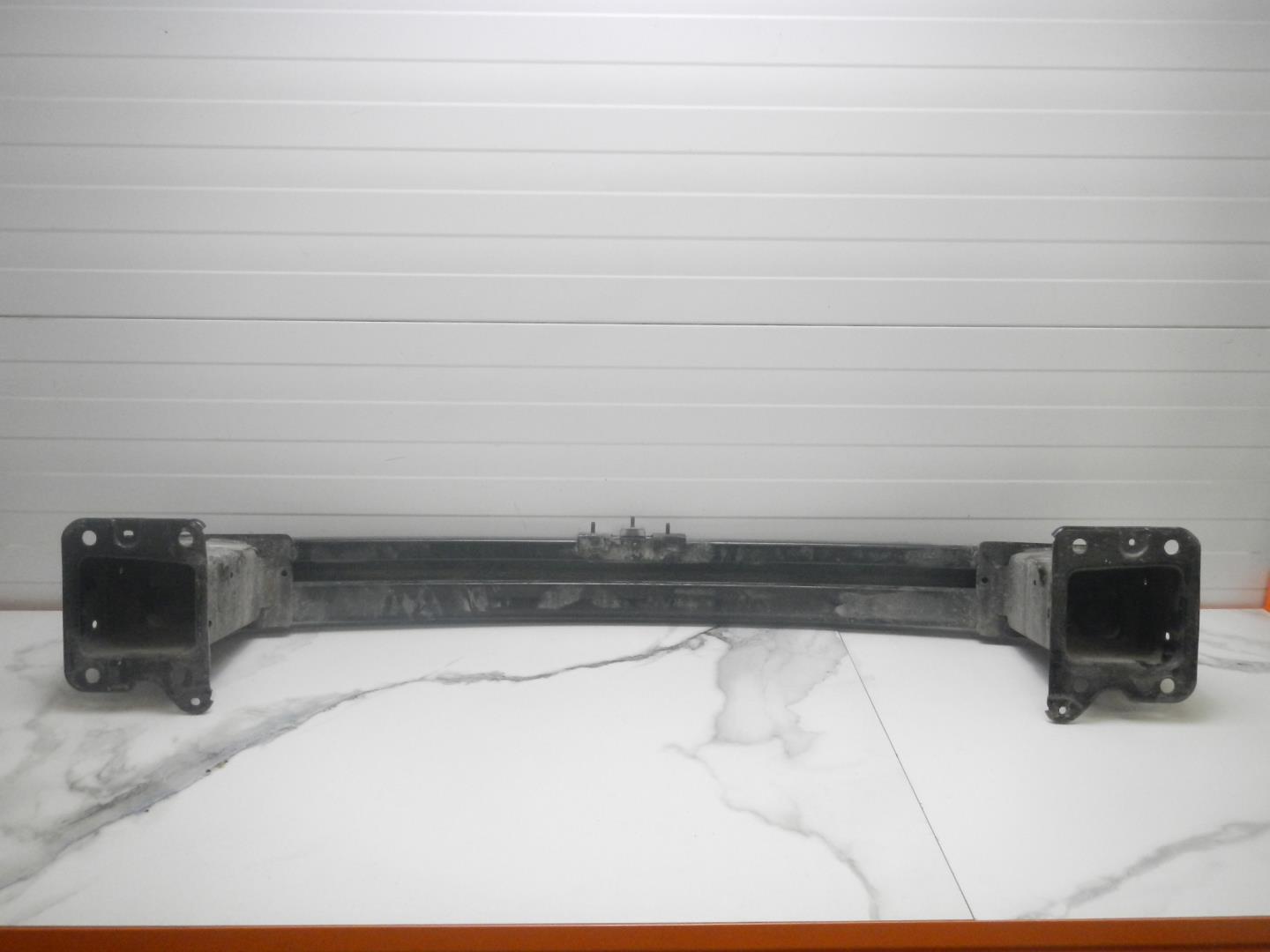 Усилитель переднего бампера