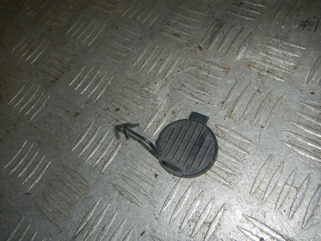 Заглушка буксировочного крюка