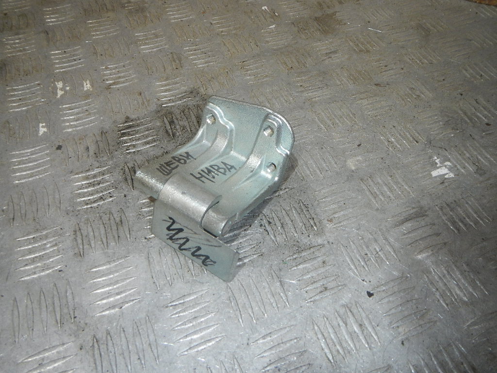 Петля двери багажника