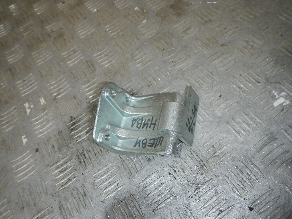 Петля двери багажника